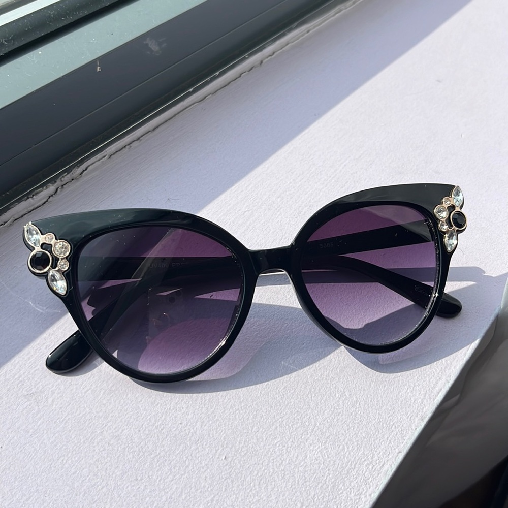 Cat eye sunglasses with diamonds on the side